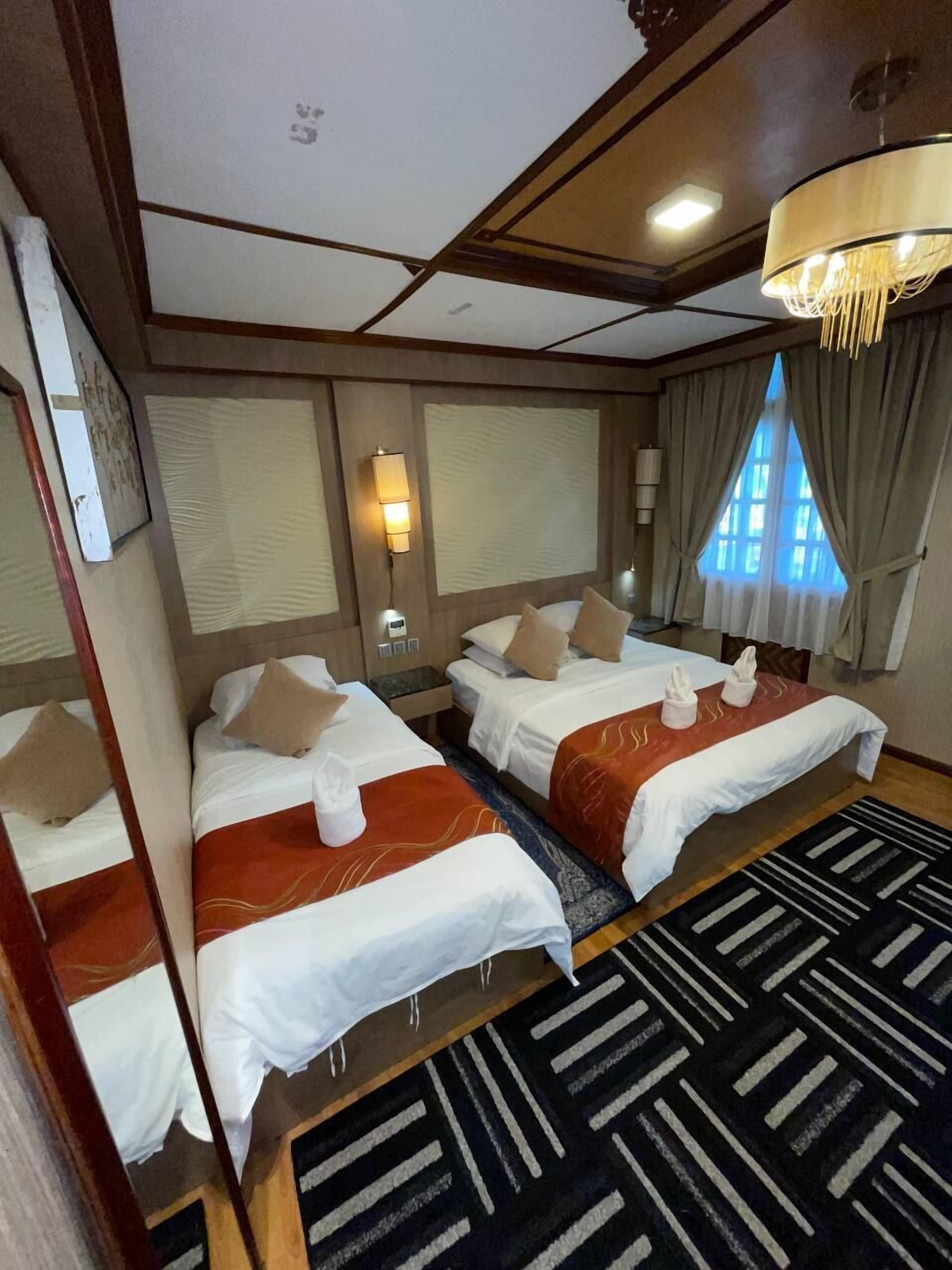 Luxury Triple Room, Private Pool, Sea View | Desk, bed sheets