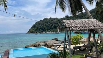 Luxury Triple Room, Private Pool, Sea View | Desk, bed sheets