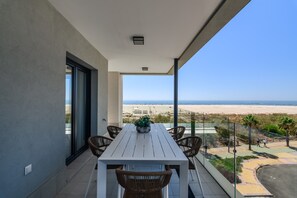 Apartment | Outdoor dining