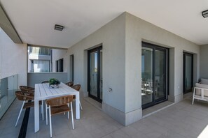 Apartment | Outdoor dining