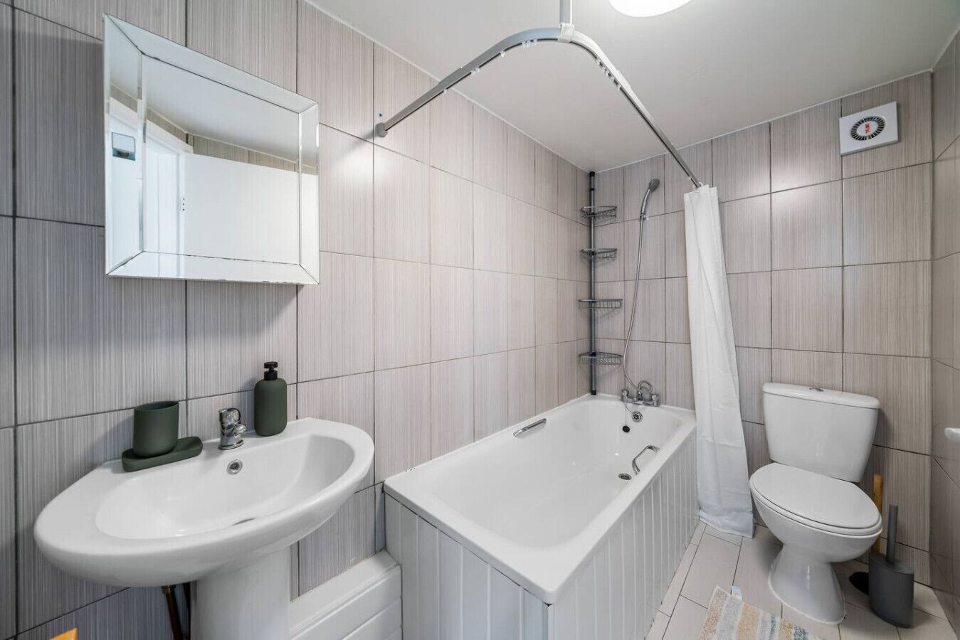 Regadera, secadora de cabello, toallas, jabón 