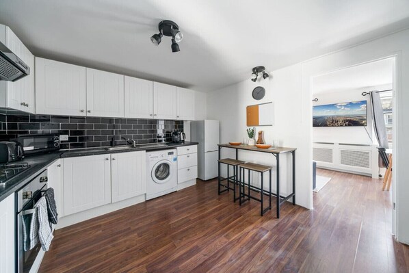 Microwave, oven, stovetop - 6 Bedrooms  Entire House in Central London (Greater London)