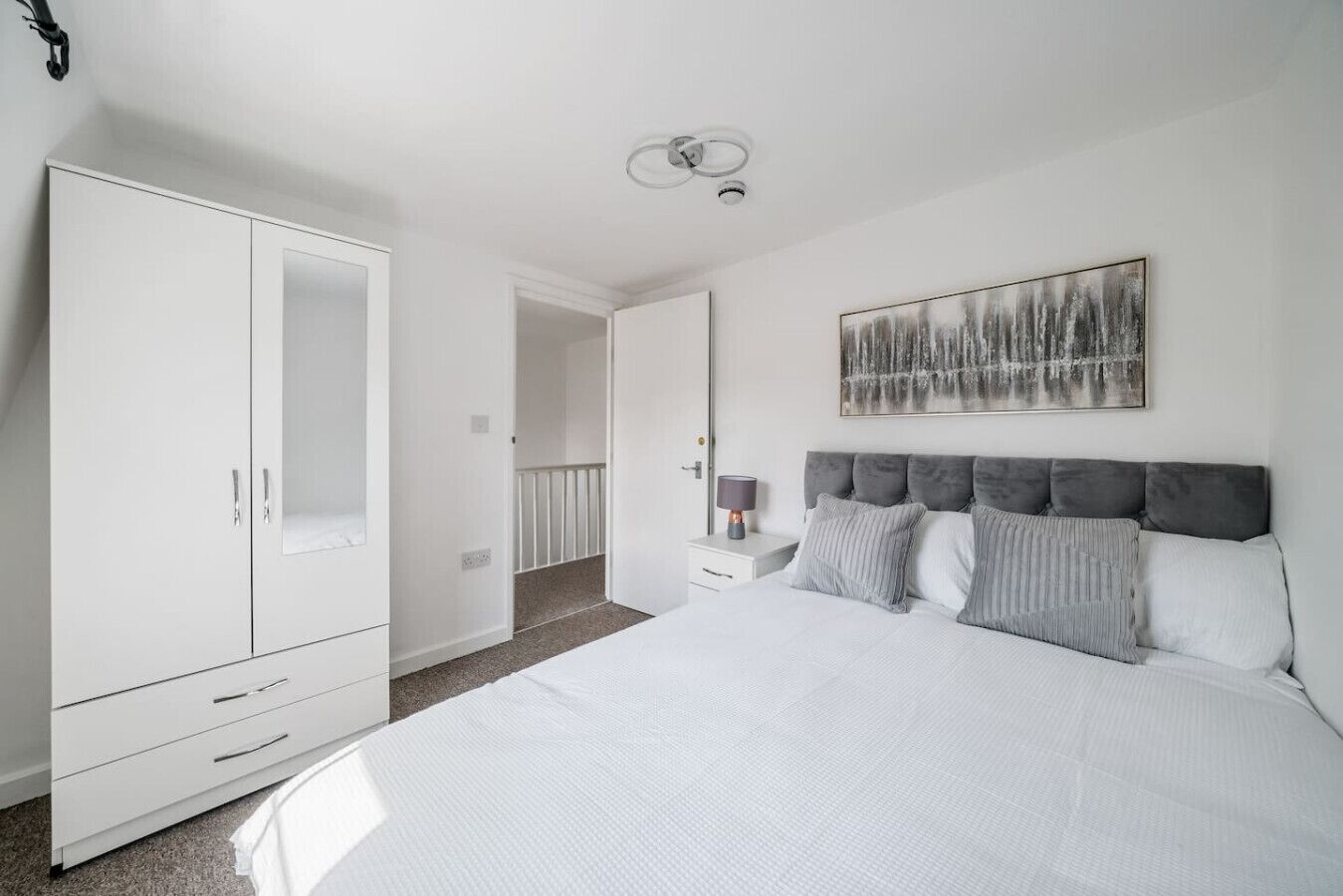 6 habitaciones, escritorio, tabla de planchar con plancha y wifi 