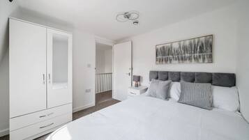 6 bedrooms, desk, iron/ironing board, WiFi