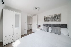 6 bedrooms, desk, iron/ironing board, WiFi