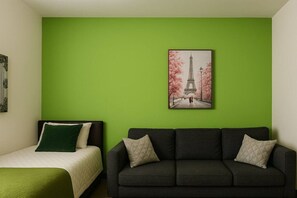 6 habitaciones, escritorio, tabla de planchar con plancha y wifi
