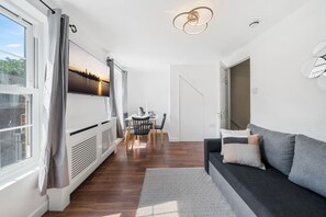 TV - 6 Bedrooms  Entire House in Central London (Greater London)