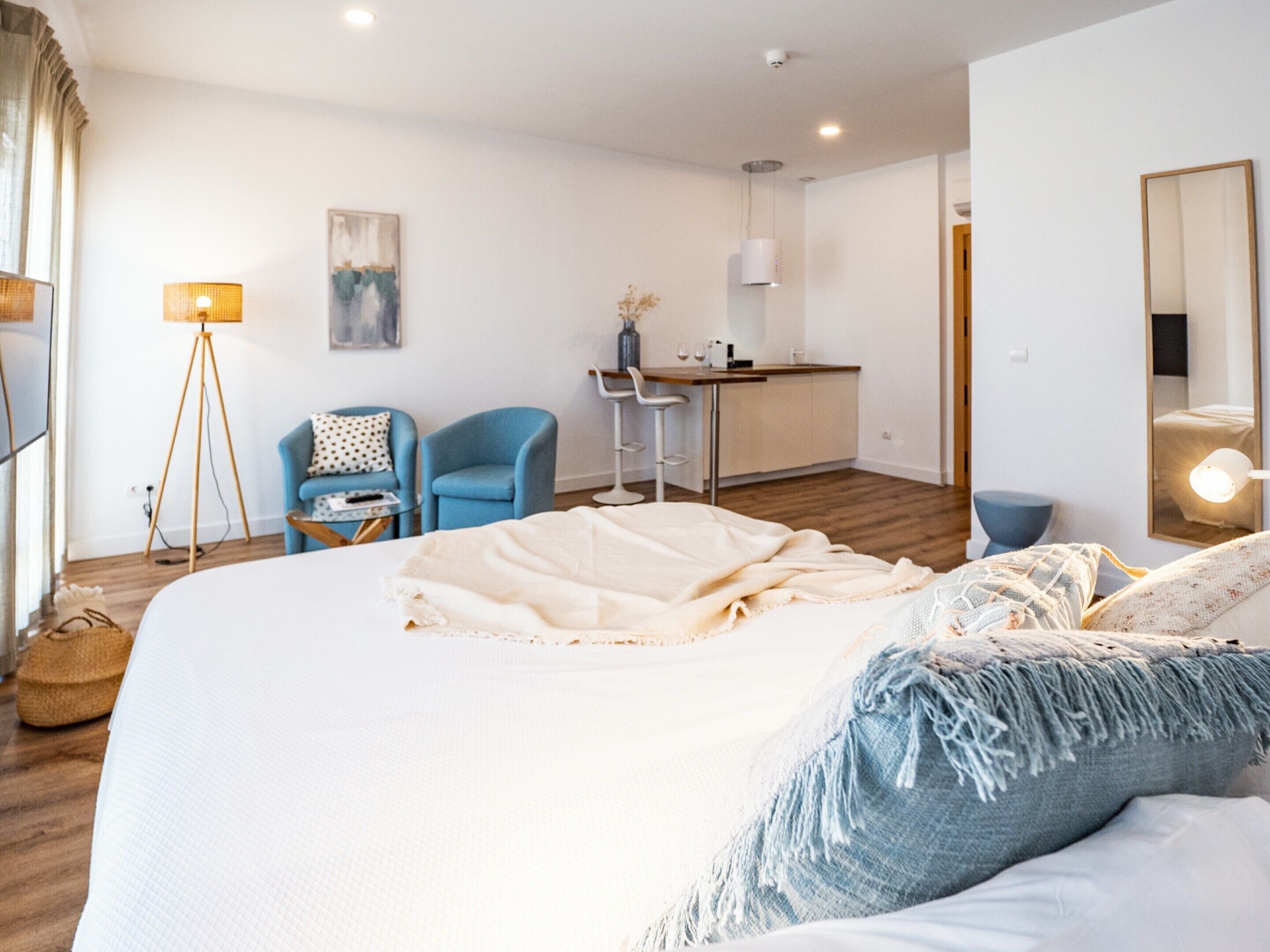 Apartamento | 1 dormitorio y tabla de planchar con plancha