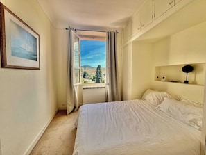 Apartment | 1 bedroom, laptop workspace, iron/ironing board, bed sheets