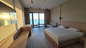 Chambre Deluxe, balcon, vue mer | Minibar, bureau, espace de travail pour ordinateur portable