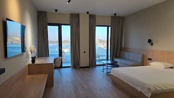 Suite Deluxe, balcon, vue marina | Bureau, espace de travail pour ordinateur portable, rideaux occultants