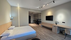 Chambre Deluxe, balcon, vue marina | Minibar, bureau, espace de travail pour ordinateur portable