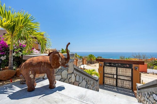 2BR with Stunning Ocean Views