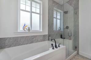 Shower, jetted bath, hair dryer, towels - 4 bedroom, 4 Bathroom on the Lake
Enjoy Beach in Summer, Ski in Winter (Osoyoos)