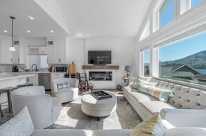 Smart TV, fireplace - 4 bedroom, 4 Bathroom on the Lake
Enjoy Beach in Summer, Ski in Winter (Osoyoos)