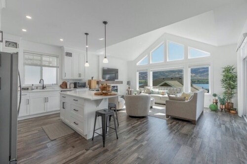 4 bedroom, 4 Bathroom on the Lake
Enjoy Beach in Summer, Ski in Winter