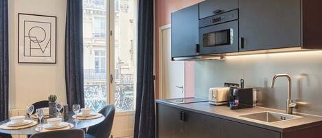 Réfrigérateur, micro-ondes, plaque de cuisson, cafetière/bouilloire