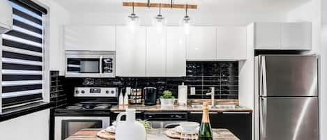 Geladeira, micro-ondas, fogão, cooktop