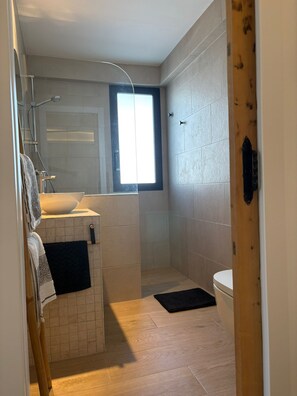 Dusche, Haartrockner, Handtücher, Seife