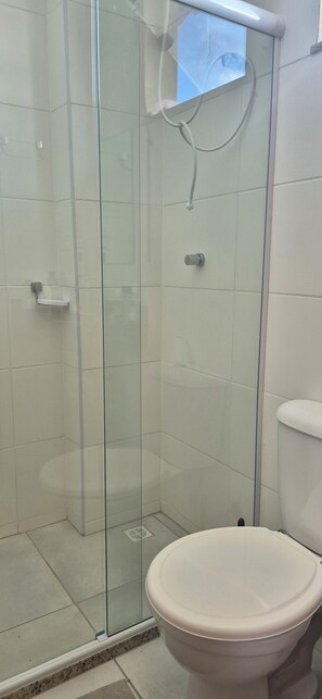 Serviettes fournies, papier toilette