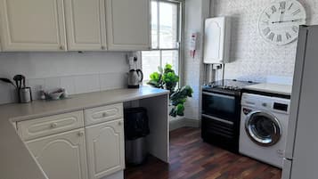 電冰箱、微波爐、烤箱、爐台