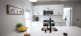 Jennifer's Elegant & Cozy Broadway Retreat