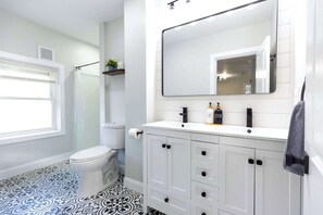 Doccia, asciugacapelli, asciugamani, sapone