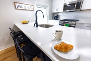 Fridge, microwave, oven, stovetop - Jennifer's Elegant & Cozy Broadway Retreat (Providence)