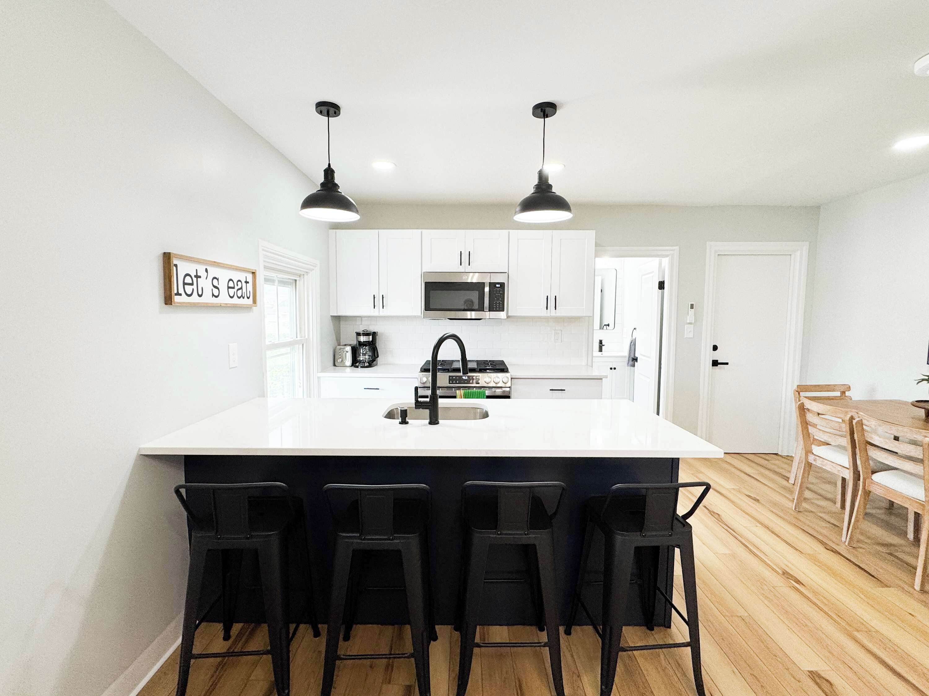 Jääkaappi, mikroaaltouuni, uuni, liesi