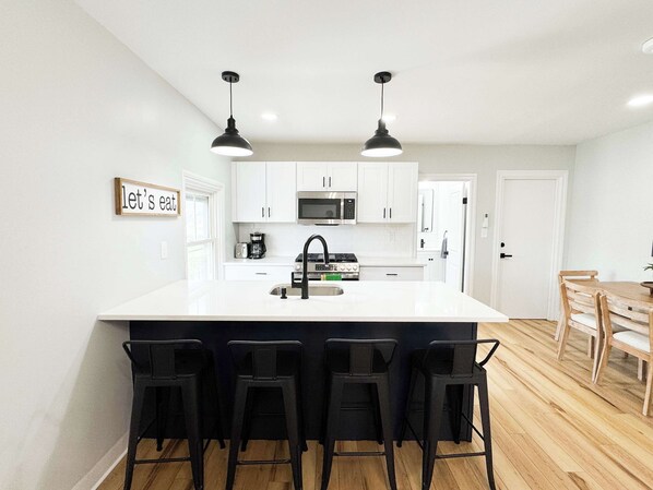 Fridge, microwave, oven, stovetop - Jennifer's Elegant & Cozy Broadway Retreat (Providence)