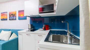 Micro-ondes, lave-vaisselle, cafetière/bouilloire