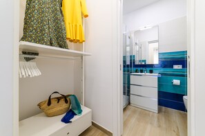 Een douche, handdoeken