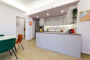 微波爐、洗碗機、咖啡機/沖茶器、鍋具/餐盤/廚房用品