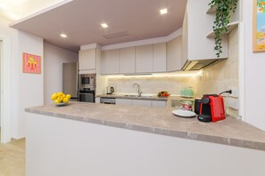 Micro-ondes, lave-vaisselle, cafetière/bouilloire