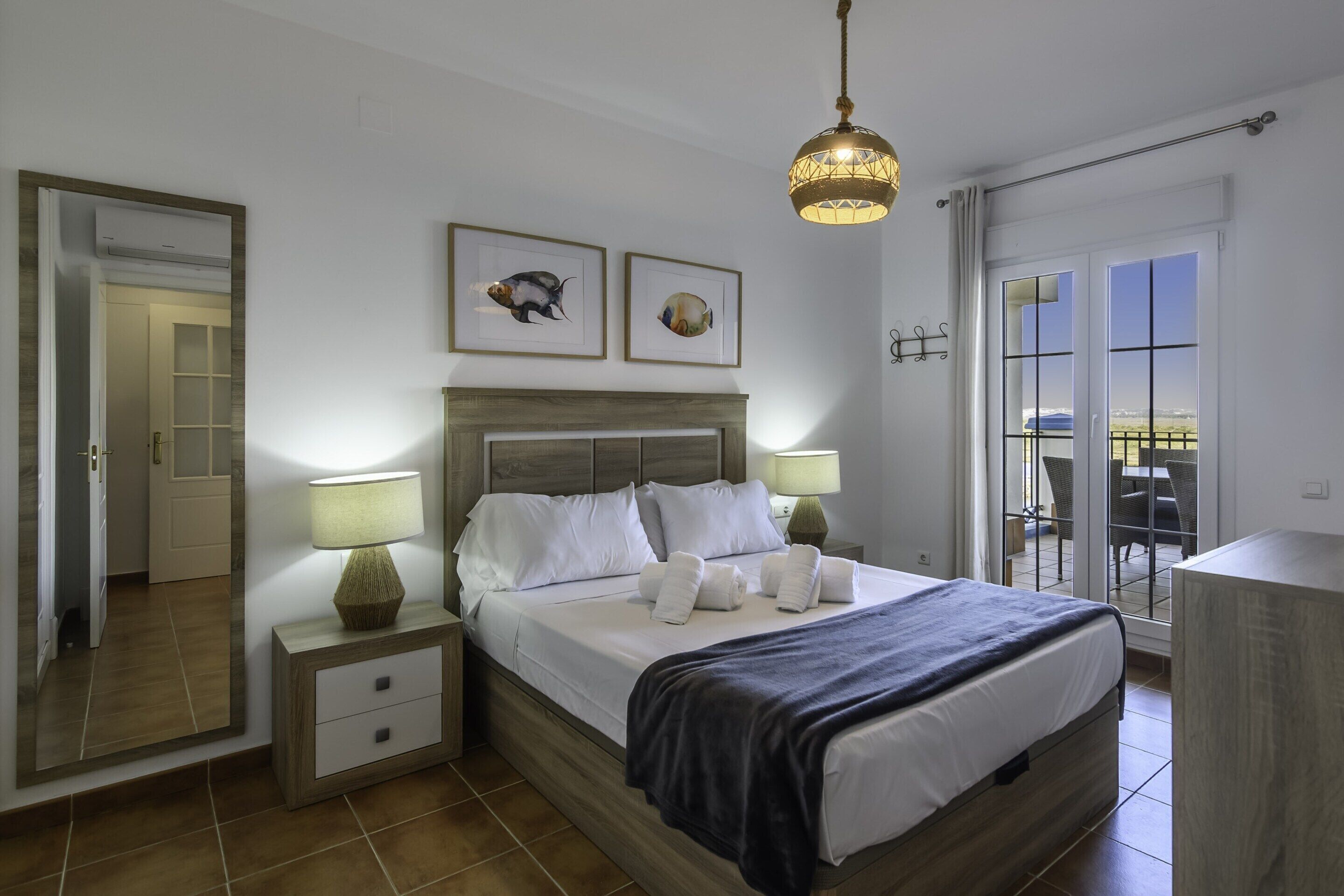 Apartamento | 1 dormitorio y tabla de planchar con plancha