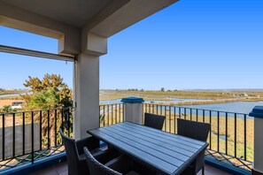 Apartment | Outdoor dining