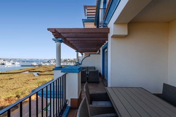 Apartment | Outdoor dining