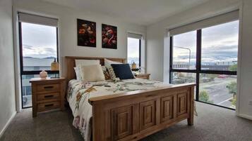 3 bedrooms, desk, iron/ironing board, WiFi