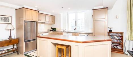 Køleskab, mikrobølgeovn, ovn, kogeplade