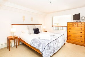 3 slaapkamers, een bureau, een strijkplank/strijkijzer, reisbedje