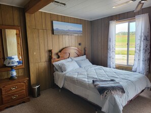 Iron/ironing board, bed sheets