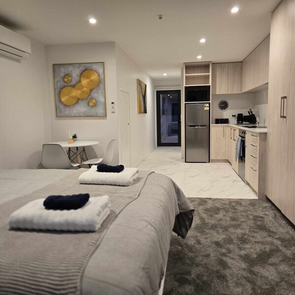 1 habitación, tabla de planchar con plancha, wifi gratis y ropa de cama 