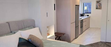 1 habitación, tabla de planchar con plancha, wifi y ropa de cama