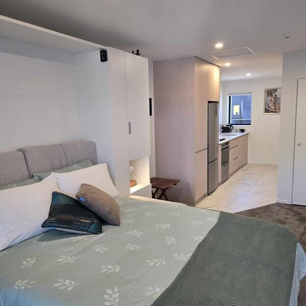 1 dormitorio, tabla de planchar con plancha, wifi y ropa de cama