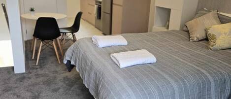 1 chambre, fer et planche à repasser, Wi-Fi, draps fournis