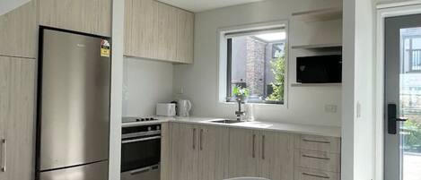 Geladeira, micro-ondas, fogão, cooktop