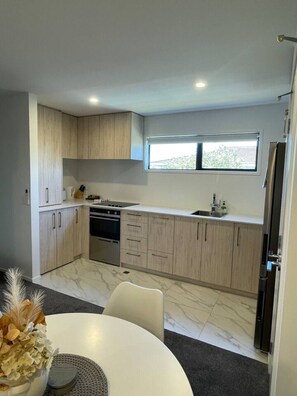 冷蔵庫、電子レンジ、オーブン、コンロ