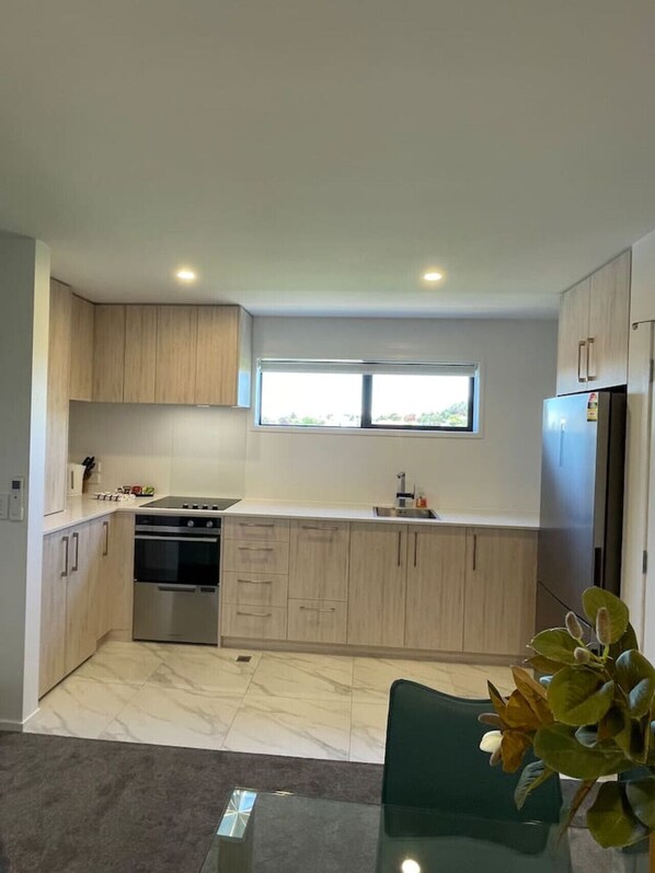 ثلاجة، ميكروويف، فرن، موقد طهي مسطح