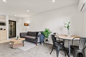 TV - Auckland Peninsula Stunner (Auckland)