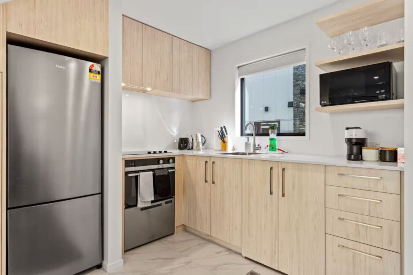 Kjøleskap, mikrobølgeovn, ovn og kokeplater